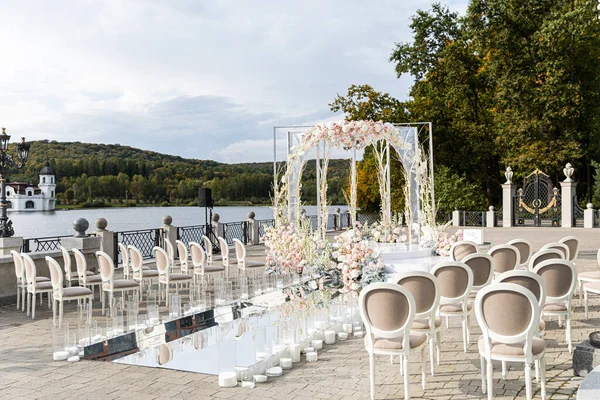 Bröllop Uppsatt Med Vackra Blommor Utomhus — Stockfoto