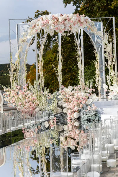미용실 꽃으로 장식된 결혼식 — 스톡 사진