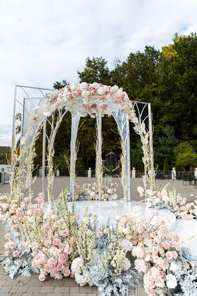 Bröllop Uppsatt Med Vackra Blommor Utomhus — Stockfoto