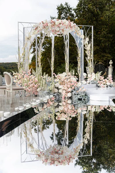 Bröllop Uppsatt Med Vackra Blommor Utomhus — Stockfoto