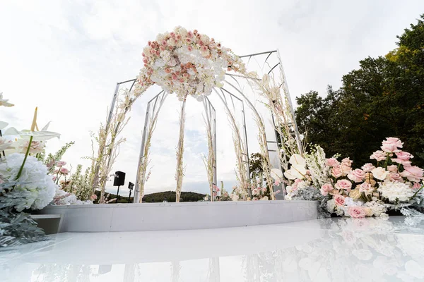 Matrimonio Allestito Con Bellissimi Fiori All Aperto — Foto Stock