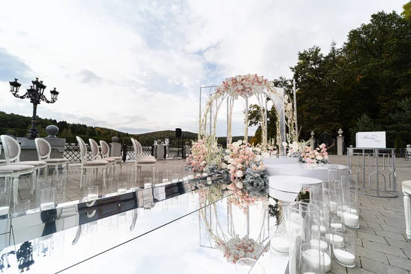 Hochzeitsset Mit Schönen Blumen Freien — Stockfoto