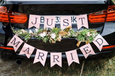 Siyah bir arabanın üzerinde 