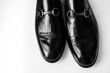 Süslü siyah deri erkek ayakkabısı Erkek aksesuarları. Damat hazır. Üst görünüm, kapat, boşluğu kopyala.