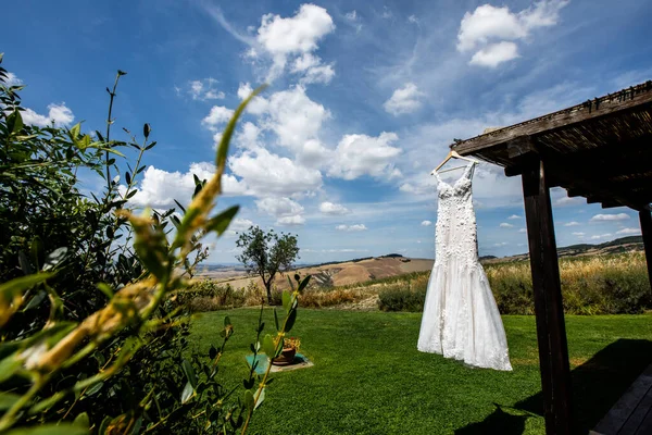 Vestido Noiva Pendurado Contra Fundo Céu Azul Muita Vegetação Redor — Fotografia de Stock