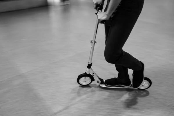 Patas Humanas Scooter Cabalgando Sobre Asfalto Foto Blanco Negro Imagen —  Fotos de Stock