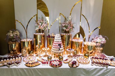 Açık büfede leziz tatlılar. Düğün töreninde bir sürü farklı şekerlemeli çikolata. Tatlı, kurabiye, şeker konseptinin ayrıntıları..