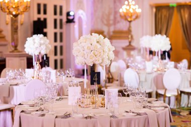 Çok güzel dekore edilmiş bir düğün yerinin resmi. Kapalı