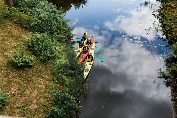 Équipe Fait Kayak Sur Rivière Reflet Des Nuages Dans Eau — Photo