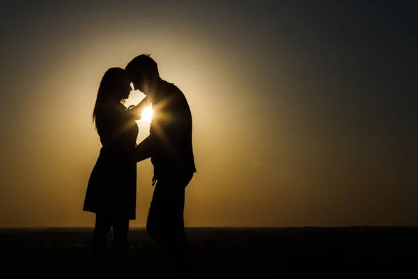 Siluet Pasangan Dengan Latar Belakang Matahari Terbenam Mereka Saling Menoleh — Stok Foto