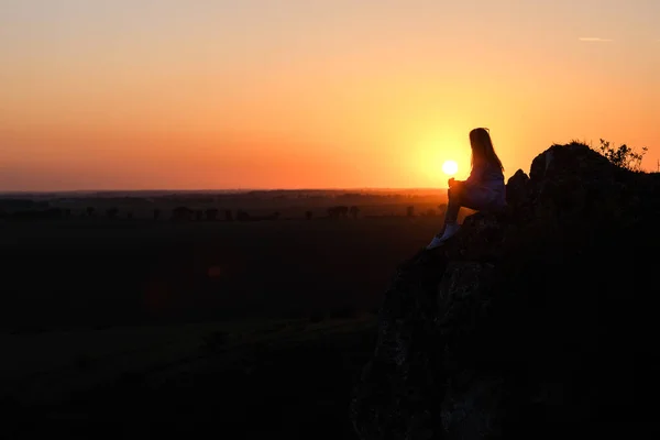 Silueta Una Mujer Sentada Una Roca Mirando Lejos Atardecer —  Fotos de Stock