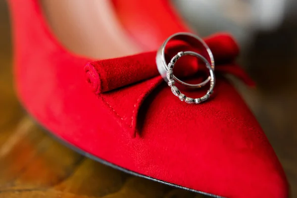 Bröllopsringar Brudens Röda Skor Diamanter — Stockfoto