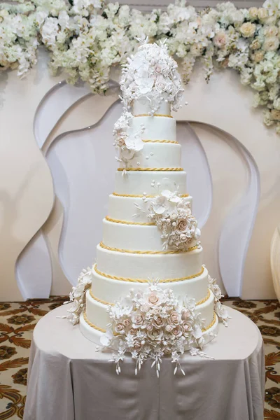 Bolo Casamento Sobre Mesa Volta Das Flores Interior — Fotografia de Stock