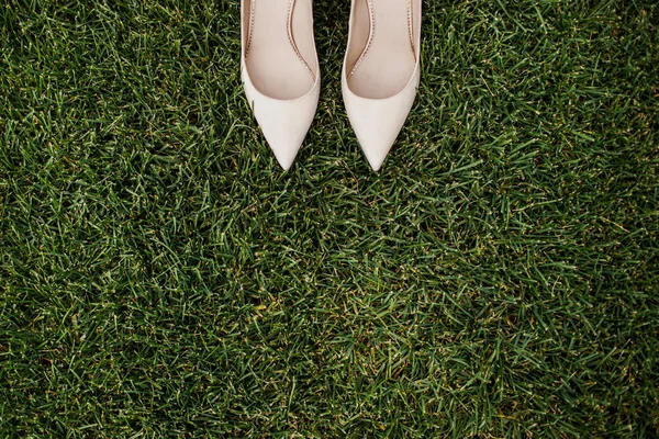 Свадебные Туфли Невесты Стоя Зеленой Траве Снаружи — стоковое фото
