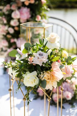 Düğün yerinin güzel çiçek süslemesi ve tören, detaylar.