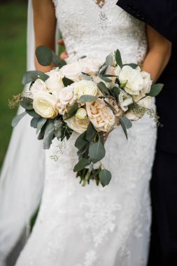 Gelin, buketi elinde tut.