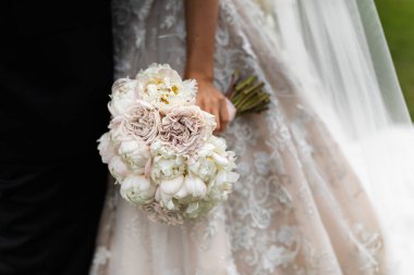 Gelin, buketi elinde tut.