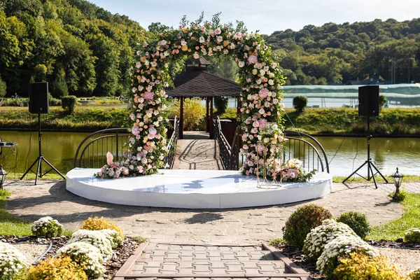 Vacker Blomma Dekoration Bröllopsplatsen Och Ceremoni Detaljer — Stockfoto