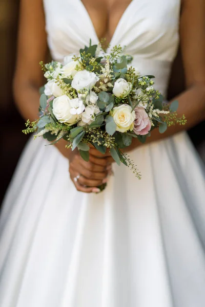 Mariée Tenir Bouquet Dans Ses Mains — Photo