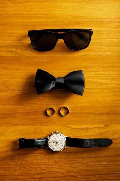 男用饰品 金戒指 手表和新郎皮鞋放在木制桌子上 商人服装细节的概念 奢侈品男人的配件 别致的男鞋 — 图库照片