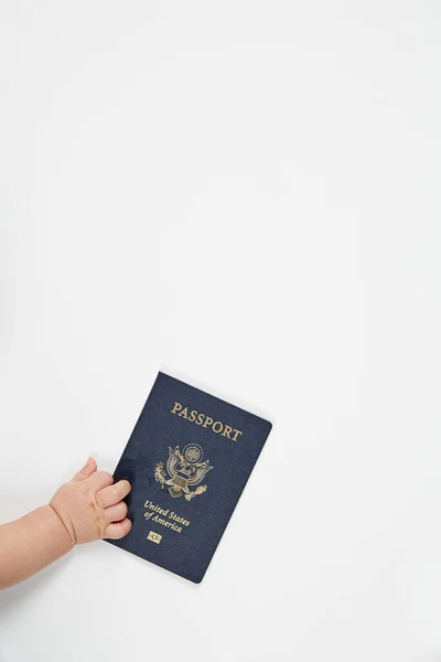 美国护照 白色背景 婴儿的手伸向它 — 图库照片