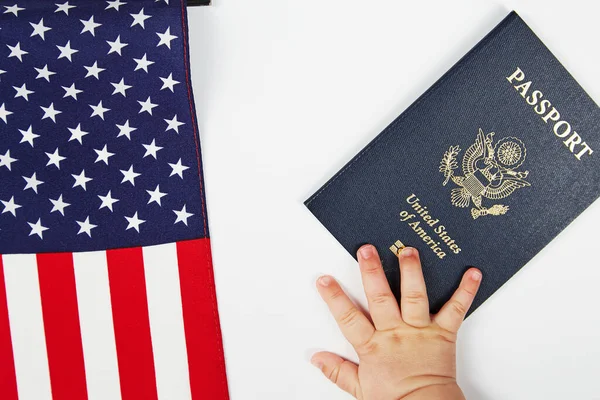 Passaporte Americano Fundo Branco Mão Bebé Agarrar Bandeira Dos Eua — Fotografia de Stock