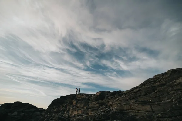 Noruega Pareja Toma Mano Observa Paisaje Puesta Sol — Foto de Stock