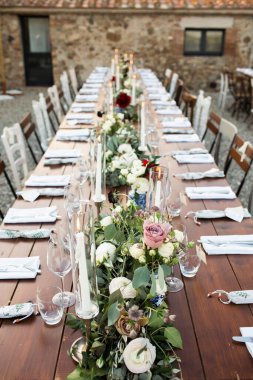 Düğün yerinin güzel çiçek süslemesi ve tören, detaylar. Dışarıda.