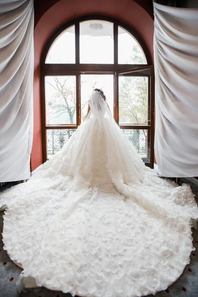 Noiva Vestido Fica Perto Janela Abaixou Vestido Seus Ombros Concentre — Fotografia de Stock