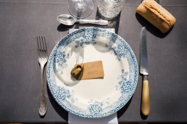 Misafirlere servis. Tabak, çatal bıçak takımı. Yakınlarda ekmek.