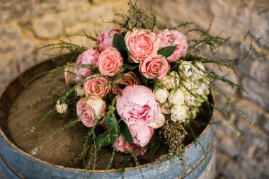 Düğün yerinin güzel çiçek süslemesi ve tören, detaylar.