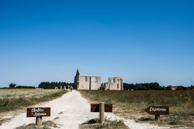 Tören alanına gelen misafirler için yön işaretleri. Kale arka planda yok edildi..