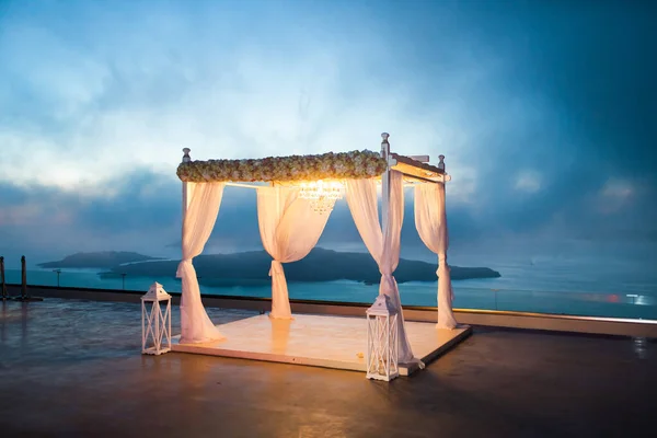 Arco Boda Con Iluminación Por Noche Cielo Está Nublado Detrás —  Fotos de Stock