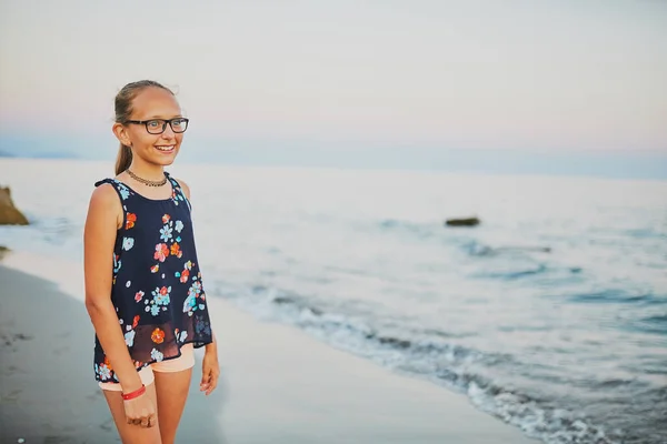 Het Meisje Loopt Langs Het Strand Zonsondergang Poseert — Stockfoto