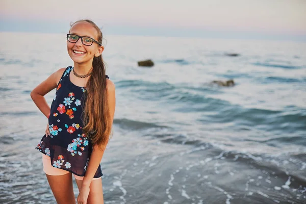 Het Meisje Loopt Langs Het Strand Zonsondergang Poseert — Stockfoto