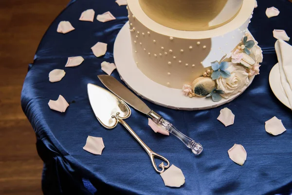 Bolo Casamento Talheres Pétalas Flores Sobre Mesa — Fotografia de Stock