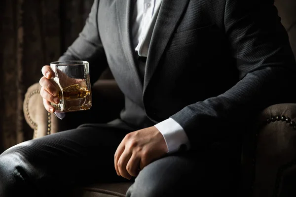 Hombre Con Traje Sentado Una Silla Sus Manos Vaso Lleno —  Fotos de Stock