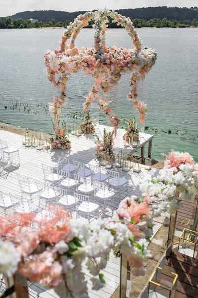 Bröllopsceremoniområdet Vid Floden Bågen Dekorerad Med Blommor Fåtöljer Genomskinlig Plast — Stockfoto