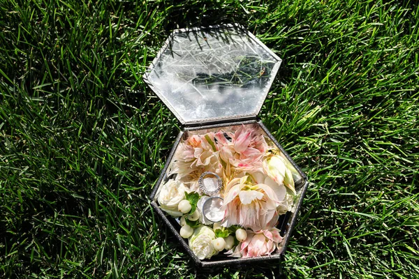 Весільні Кільця Металевій Коробці Прикрашені Прозорим Пластиком Всередині Пелюсток Квітів — стокове фото