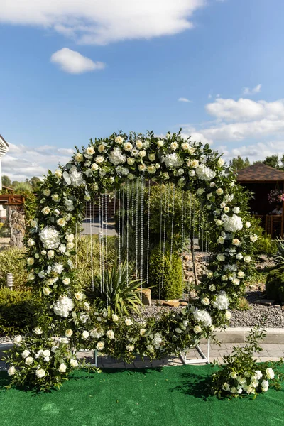 Φωτογραφικός Χώρος Στρογγυλή Καμάρα Διακοσμημένος Πράσινο Γάμος Όμορφα Λουλούδια Υπαίθρια — Φωτογραφία Αρχείου