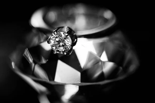 Обручка Який Фокус Обручка Прикрашена Діамантами Дзеркальній Поверхні Передньому Плані — стокове фото