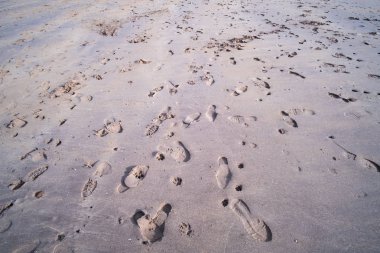 Kumsaldaki ayak izleri