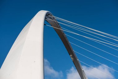 Gateshead Millennium Köprüsü, bir yaya yakın çekim ve bisikletçi tilt köprü nehir Tyne Newcastle, İngiltere'de kapsayan.