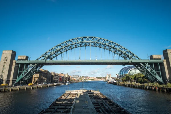 Tyne Köprüsü, bir kemer köprü nehir Tyne Kuzey Doğu İngiltere'nin Newcastle upon Tyne ve Gateshead bağlama üzerinde. Gateshead Millennium Köprüsü ile arka plan üzerinde
