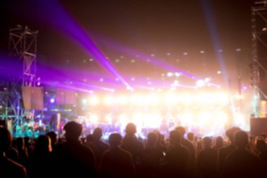 Bulanık arka plan: Bokeh aydınlatma seyirci tezahürat ile açık konser