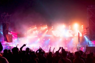 Bulanık arka plan: Bokeh aydınlatma seyirci tezahürat ile açık konser
