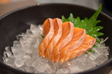 Sebzeli somon balığı ve buz bir kasede, restoranda servis ediliyor.