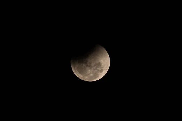 Tutulması Ayın Üzerinde Siyah Gökyüzü — Stok fotoğraf