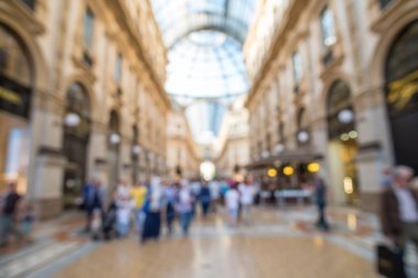 Bulanık görüntü bokeh Galleria Vittorio Emanuele II'nin, Dünya'nın en eski alışveriş merkezlerinden biri yürürken insan.