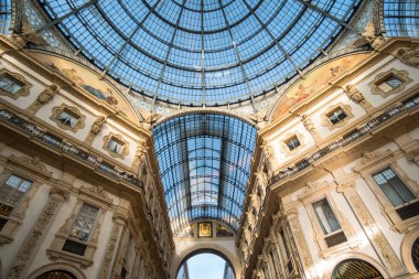 Cam çatı Galleria Vittorio Emanuele II, dünyanın en eski alışveriş merkezlerinden biri. Milan, İtalya'da bulunan.